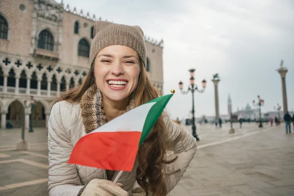 Turista con bandera italiana de pie en la Plaza de San Marcos —  Fotos de Stock