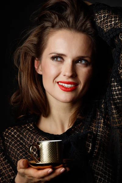 Dalgalı kahverengi saçlı ve kırmızı dudaklar kahve tutan kadın — Stok fotoğraf