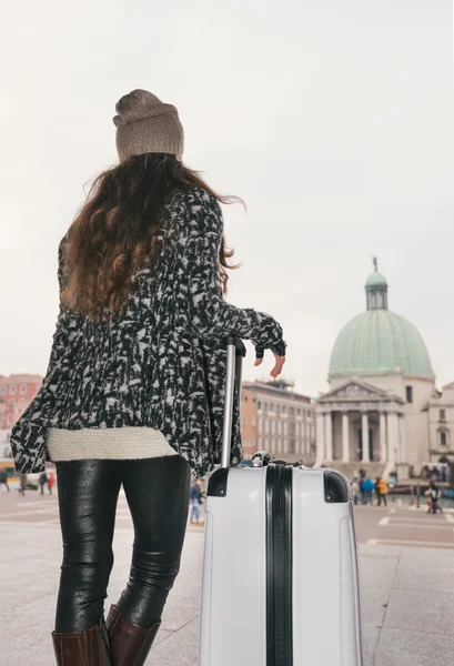 Visto desde atrás mujer joven con gran bolsa de equipaje en Venecia — Foto de Stock