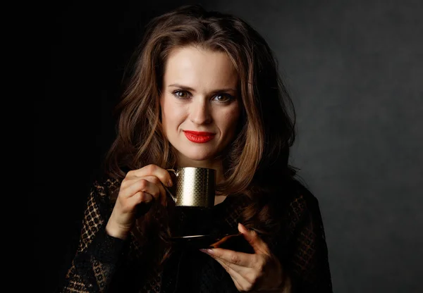 Retrato de mujer con cabello castaño ondulado sosteniendo taza de café —  Fotos de Stock