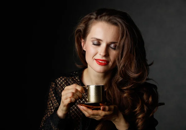 Mujer feliz con cabello castaño y labios rojos disfrutando de una taza de café —  Fotos de Stock