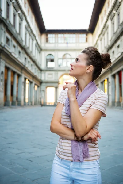 Mladá žena turistické památky ve Florencii, Itálie — Stock fotografie