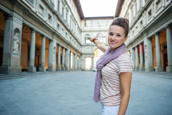 Mujer turista señalando en la Galería de los Uffizi en Florencia, Italia —  Fotos de Stock