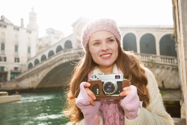 Gelukkige vrouw toerist met retro fotocamera in de buurt van Rialto Bridge — Stockfoto