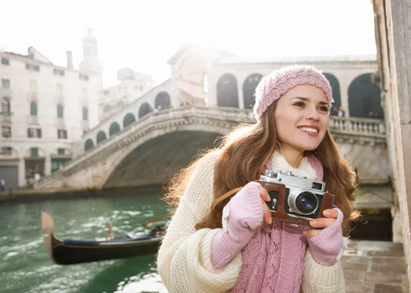 Счастливая женщина-турист с ретро-фотокамерой возле моста Риальто — стоковое фото