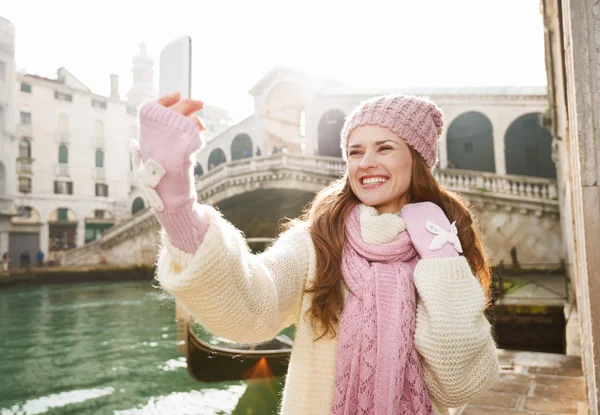 Mulher feliz turista tirar selfie na frente da Ponte Rialto — Fotografia de Stock