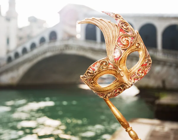 Closeup on woman hand holding Venice Mask near Rialto Bridge — Stock Photo, Image