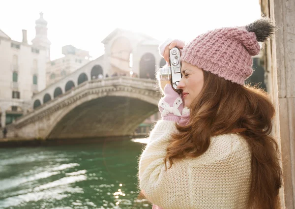 Woman tourist taking photos with retro photo camera in Venice — Stock Fotó