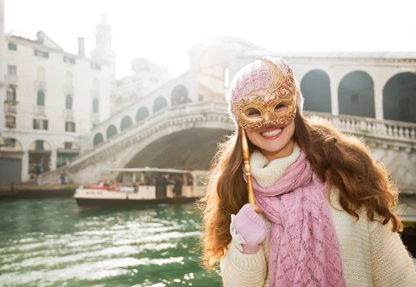 Улыбающаяся женщина прячется за Венецианской Маской возле моста Риальто — стоковое фото