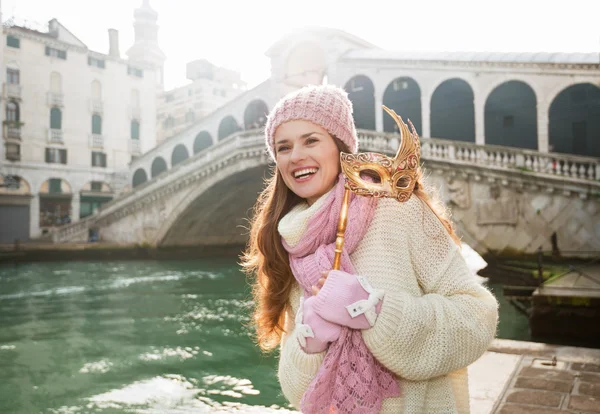 Счастливая женщина держит Венецианскую Маску перед мостом Риальто — стоковое фото