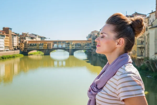 Relaxed tourist on bridge overlooking Ponte Vecchio, Florence — Stock Photo, Image