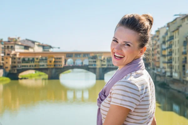 Young tourist standing on the bridge overlooking Ponte Vecchio — Stock Photo, Image