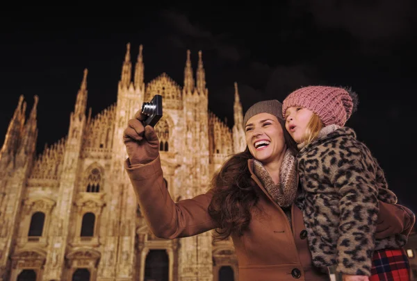 快乐的母亲和女儿在米兰观光和拍照 — 图库照片