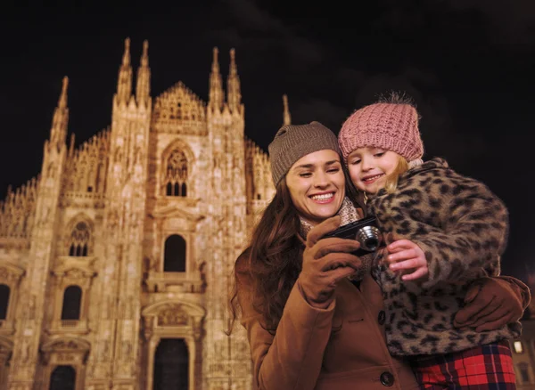 Madre e figlia guardando le foto in macchina fotografica vicino al Duomo — Foto Stock