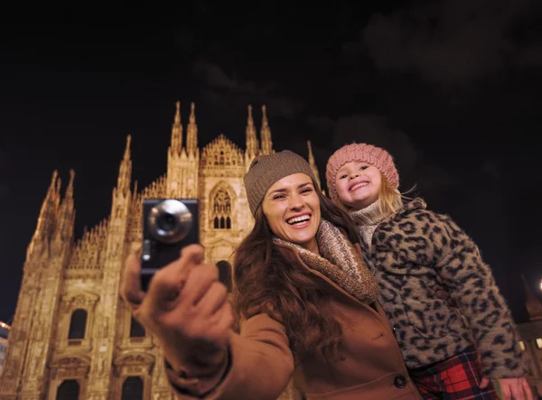 Milano'da mutlu anne ve kızı gezi ve fotoğraf çekmek — Stok fotoğraf