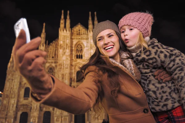 Madre e hija tomando selfie con smartphone en Milán —  Fotos de Stock