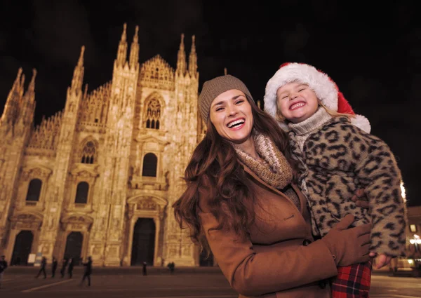 母亲和女儿在圣诞老人帽子附近的大教堂在意大利米兰 — 图库照片