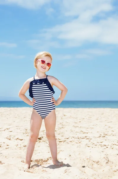 Retrato completo da menina feliz em maiô em uma praia branca — Fotografia de Stock