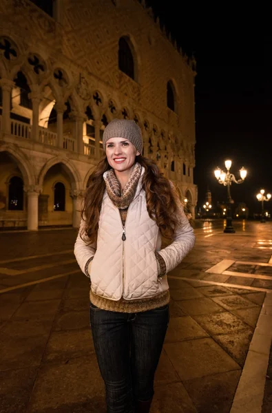 Счастливая женщина-турист, стоящая на площади Святого Марка в Венеции — стоковое фото