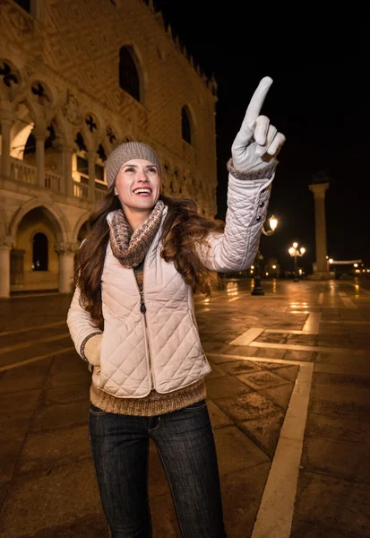 Donna felice che punta su qualcosa mentre visita della città di Venezia — Foto Stock
