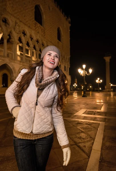 Felice giovane donna turistica visita di Piazza San Marco — Foto Stock
