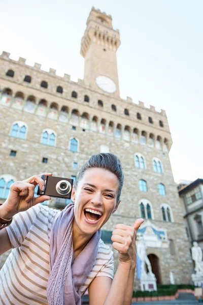 Woman tourist with photo camera showing thumbs up, Florence — Stock fotografie