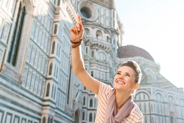 Lachende vrouw toerist wijst op iets in de buurt van Duomo, Florence — Stockfoto