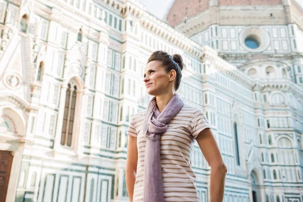 Young woman tourist standing near Duomo in Florence, Italy — Stock Photo, Image