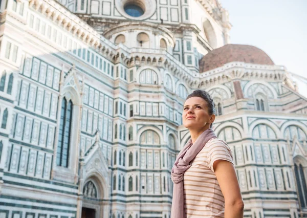 Ung kvinna turist sightseeing i Florens, Italien — Stockfoto