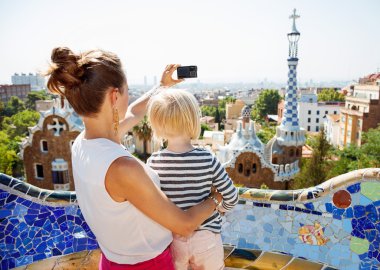 Anne ve bebek, Park Guell dijital kamera ile fotoğraf çekmek