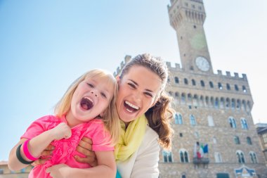 Neşeli anne ve çocuk Palazzo Vecchio yakınındaki portresi