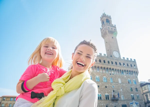 Portrét šťastné matky a dítěte u Palazzo Vecchio — Stock fotografie