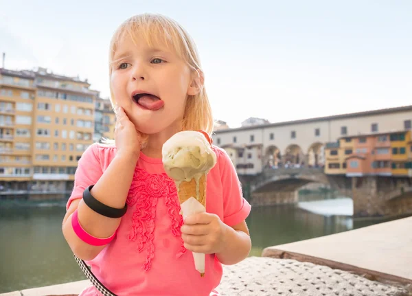 ヴェッキオ橋近くのアイスクリームを食べる子供の肖像画 — ストック写真