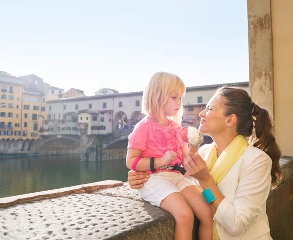 Szczęśliwa matka i córka jedzenia lodów w pobliżu Ponte Vecchio — Zdjęcie stockowe