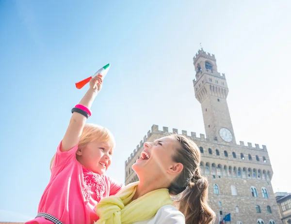 Glückliche Mutter und Tochter mit italienischer Flagge in der Nähe des Palazzo Vecchio — Stockfoto