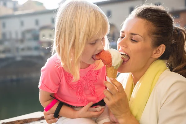 Glückliche Mutter und Tochter essen Eis in der Nähe von Ponte Vecchio — Stockfoto