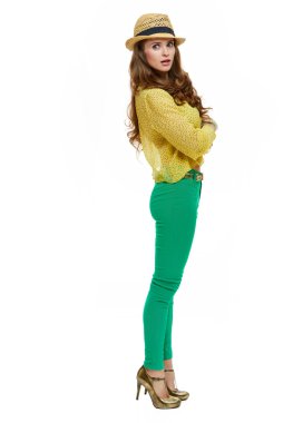 Şapka ve parlak kıyafetleri bir yana seyir sürpriz esmer kadın