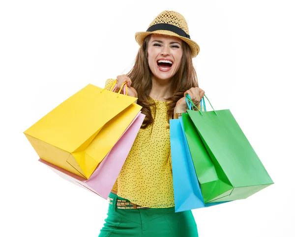 Mujer con sombrero y ropa brillante con bolsas de compras regocijándose —  Fotos de Stock