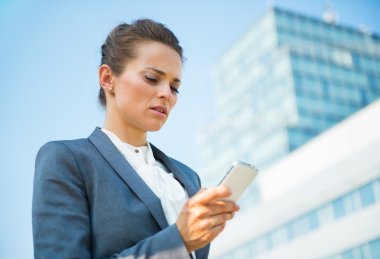 Sms okuma modern ofis semtinde iş kadını