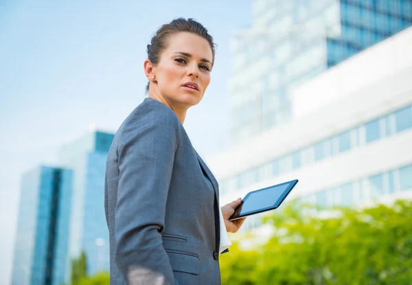Retrato de mulher de negócios com tablet PC no distrito de escritório — Fotografia de Stock