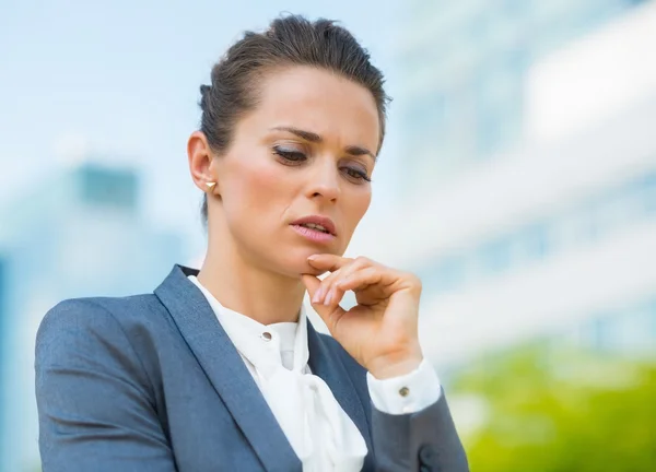 Portrait of pensive business woman in modern office district — Stock Photo, Image