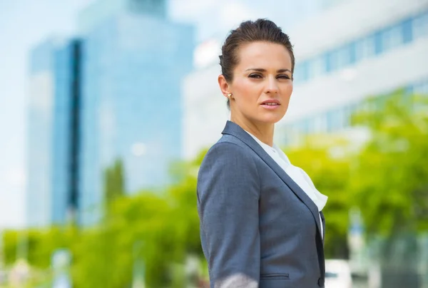 Porträt einer selbstbewussten Geschäftsfrau im modernen Büroviertel — Stockfoto