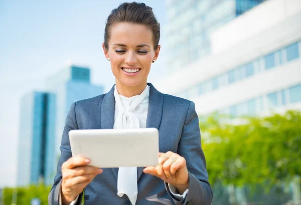 近代オフィス街でタブレット Pc を使用してビジネスの女性の笑顔 — ストック写真