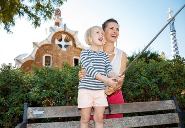 Mutlu anne ve çocuk selfie Park Guell, Barcelona alarak
