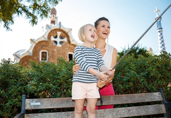 Mutlu anne ve çocuk selfie Park Guell, Barcelona alarak
