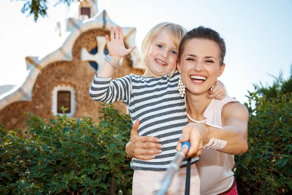 Mutter und Kind fotografieren sich mit Selfie-Stick im Park — Stockfoto