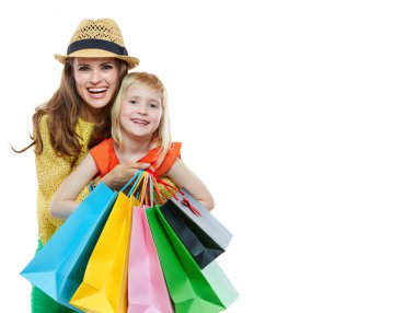 Alışveriş torbaları ile mutlu anne kucaklama kız portresi