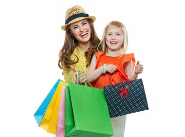 Anne ve kızı alışveriş torbaları ile gülümseyen portresi