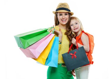 Mutlu anne ve kızı alışveriş torbaları ile portresi