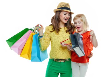 Anne ve kızı alışveriş çantası içinde seyir portresi